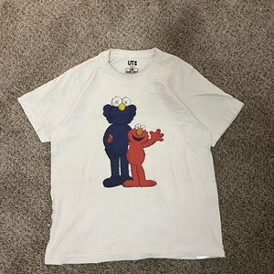 Kaws x Sesame street Graphic Print elmo shirt.